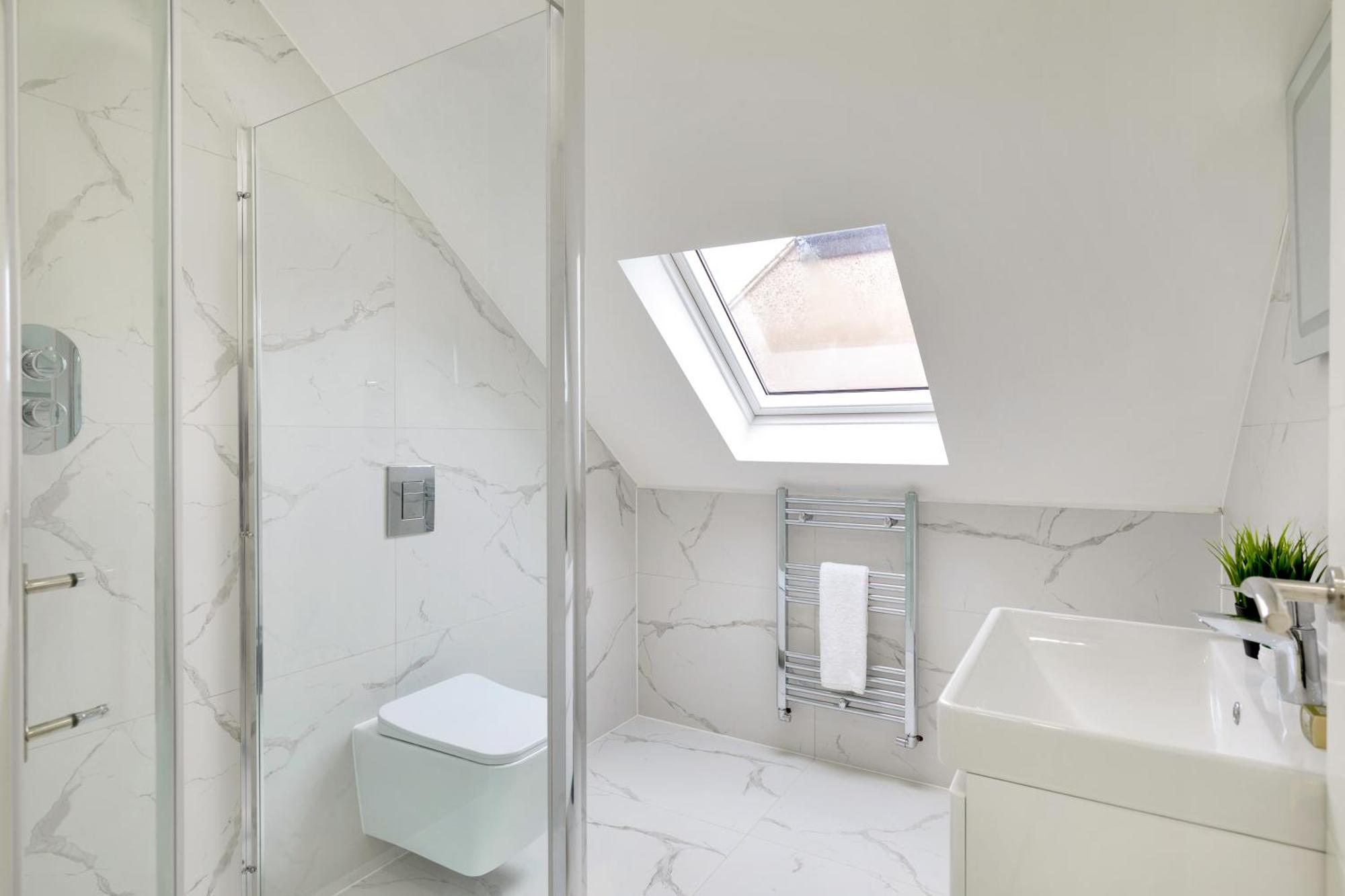 Lux 5 Occupancy Flat Free Parking & Views Apartment *